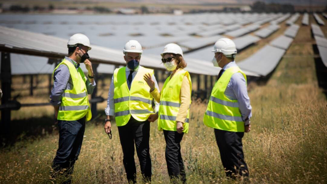 Visita a la planta fotovoltaica de Amazon en Sevilla por parte del consejero de Presidencia, Elías Bendodo.