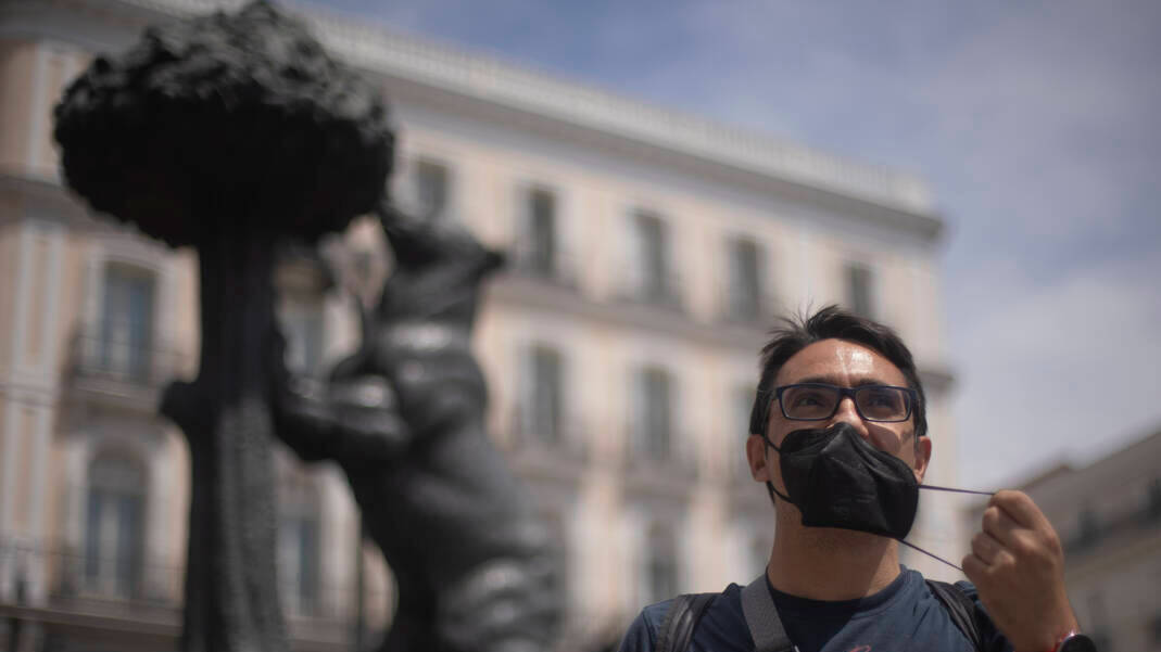 Un hombre con la mascarilla en plena Puerta del Sol.