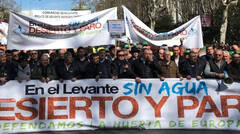 Los regantes alicantinos durante una de las Ãºltimas protestas contra los recortes del Trasvase, donde tambiÃ©n estaba el alcalde socialista de Elche, Carlos GonzÃ¡lez