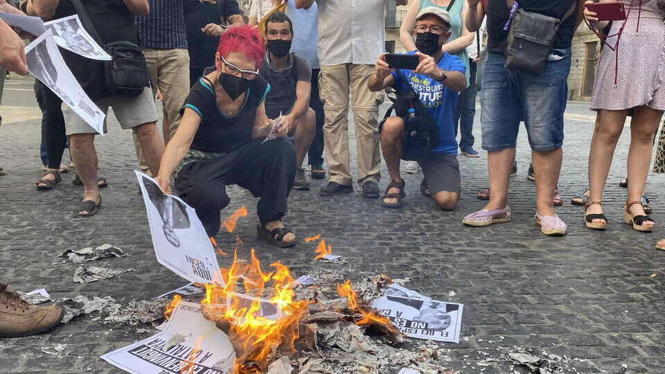 Independentistas queman imágenes del Rey.