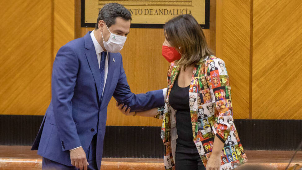El presidente de la Junta, Juanma Moreno, saludando a la portavoz del PSOE-A, Ángeles Férriz.