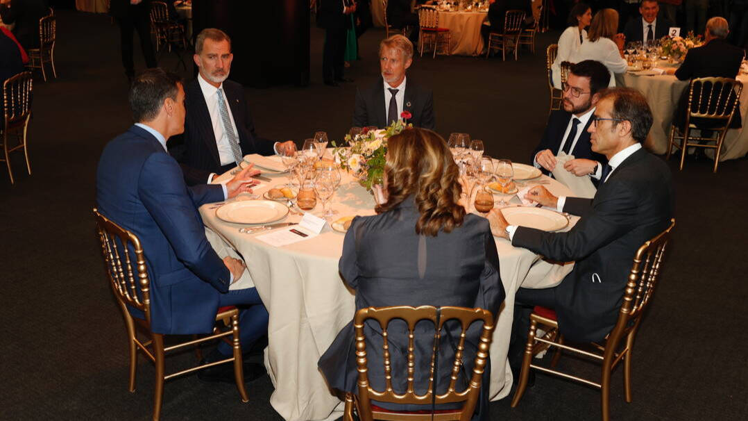 El Rey, Sánchez, Aragonés y Colau, sentados a la misma mesa