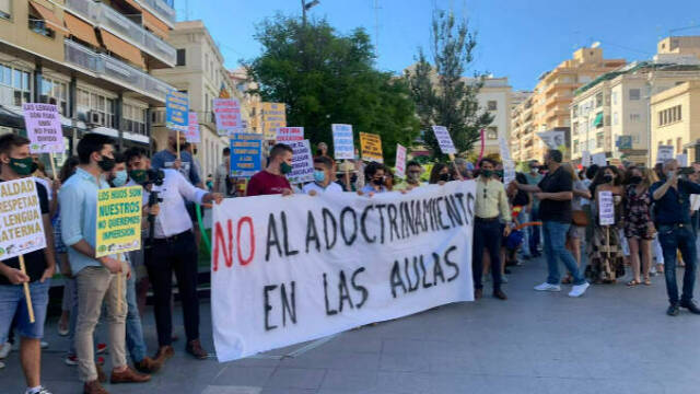 Manifestación en Alicante contra el conseller de Educación Vicent Marzà