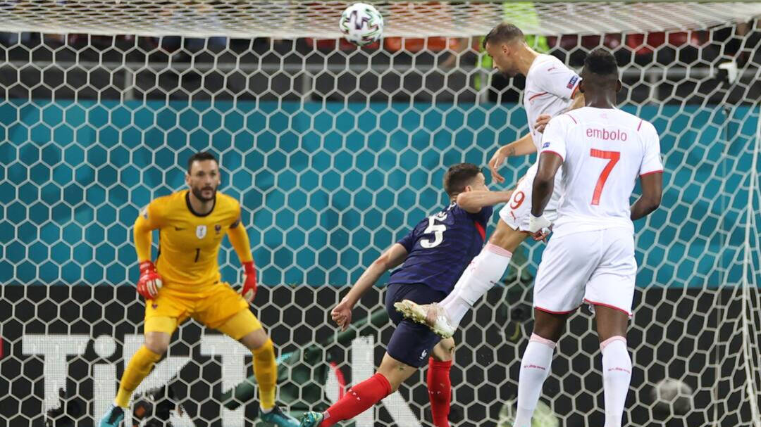 Seferovic, marcando el primer gol de Suiza ante Francia. 
