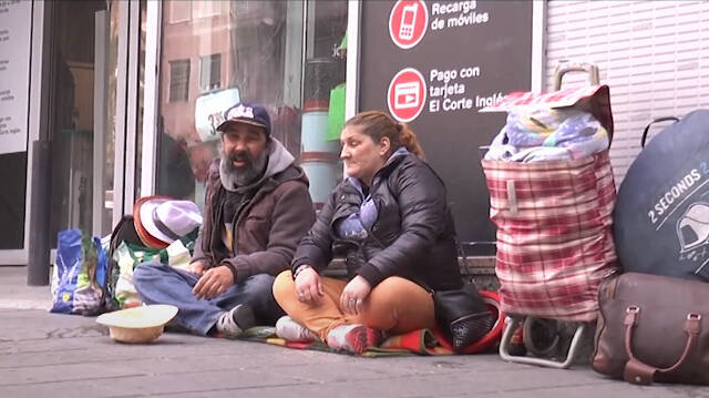 Personas sin hogar viviendo en las calles de Alicante
