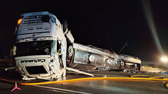 El camión volcó y se derramó parte de la carga de fertilizantes sobre el asfalto / Consorcio Provincial de Bomberos