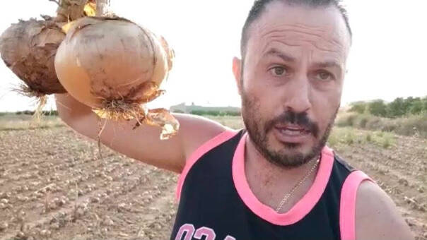 Juanvi, el agricultor que denuncia con sus vídeos la ruina del campo y se ha hecho viral