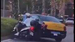 La brutal imagen de un taxista que embiste a una moto y se da a la fuga 