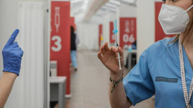 Una profesional sanitaria sostiene una jeringuilla con la vacuna de AstraZeneca, en el Hospital la Fe, en Valencia, Comunidad Valenciana (España)