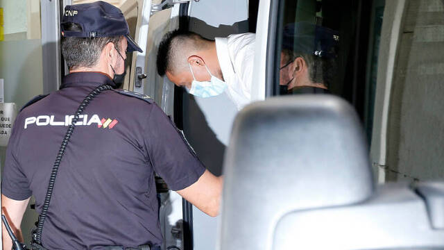 Uno de los jóvenes acusados a su llegada a la Audiencia Provincial de Alicante / Joaquín Reina / Europa Press