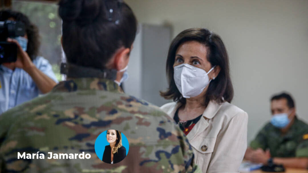 Margarita Robles conversa con una militar.