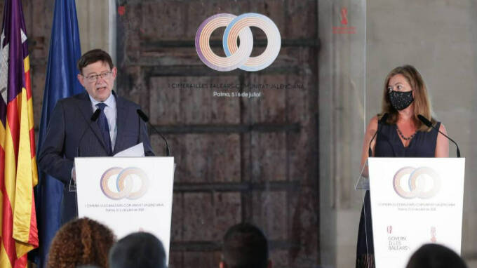 Ximo Puig y Francina Armengol en el acto de clausura de la cumbre valencianobalear