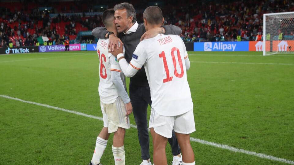 Luis Enrique, abrazado a Pedri y a Thiago a la conclusión del partido ante Italia. 