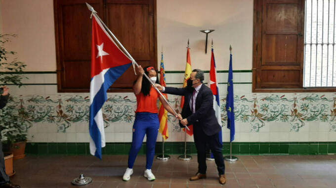 Joan Calabuig participa en la entrega de la bandera de Cuba a la atleta