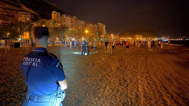 La Policía ha reforzado la vigilancia en Alicante ante la alerta de incremento de botellones y fiestas en domicilios