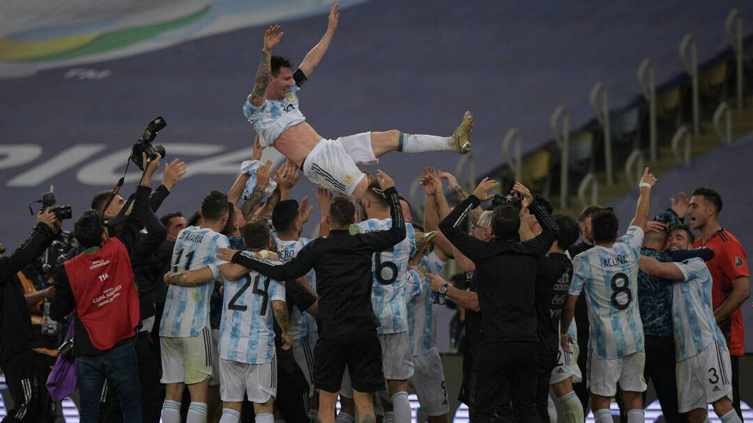 Argentina mantea a Messi