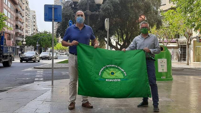 El concejal de Medio Ambiente de Alicante, Manuel Villar, junto al gerente de Ecovidrio en la Comunidad Valenciana, Roberto Fuentes