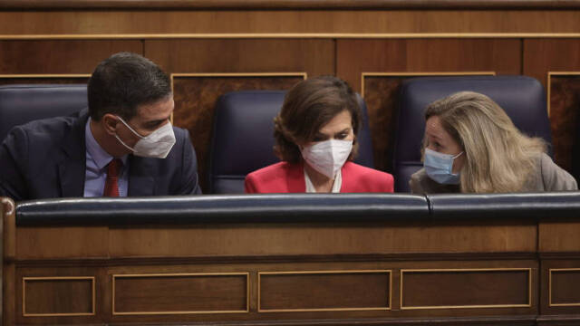 Pedro Sánchez, Carmen Calvo y Nadia Calviño / E. Parra. POOL / Europa Press