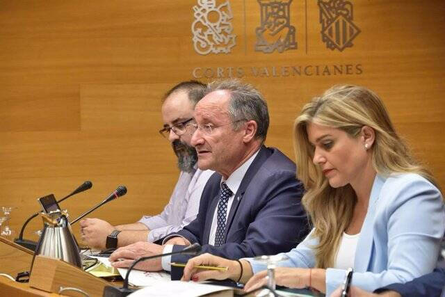 El director de la Agencia Valenciana Antifraude (centro de la imagen), Joan Llinares, junto a las síndica del PP, Eva Ortiz