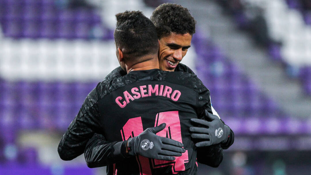 Raphael Varane abraza a Casemiro