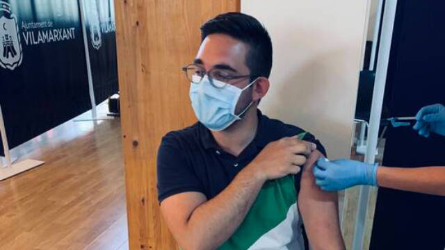 Héctor Troyano, ex alcalde de Vilamarxant (PP) recibe su vacuna