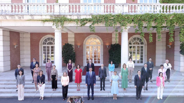 Foto de familia de todos los ministros en la escalinata del Palacio de la Moncloa / Eduardo Parra / Europa Press
