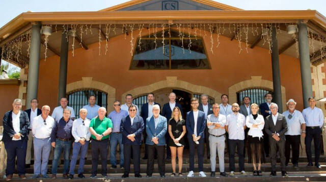 El alcalde de Novelda, Fran Martínez, y la concejala de Monforte del Cid, Maribel de las Nieves, recibieron a los treinta empresarios que avalan el proyecto