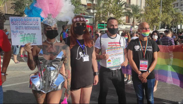 El concejal de Compromís, Rafa Mas, junto a los organizadores de la marcha y las actividades LGTBI 2021 en Alicante / David Monllor