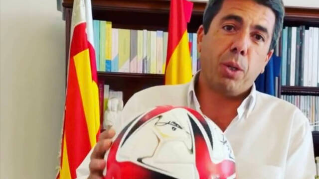 Carlos Mazón con el balón firmado por la Selección Española