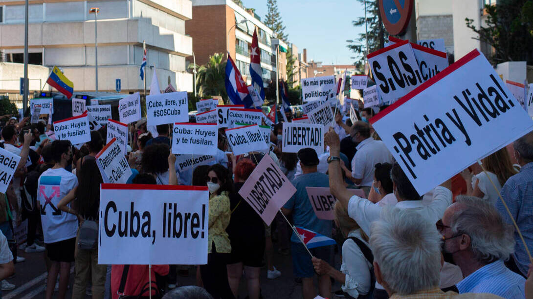 Decenas de personas durante una concentración, en apoyo a las protestas en Cuba, ante la embajada de Cuba en España, a 12 de julio de 2021, en Madrid
