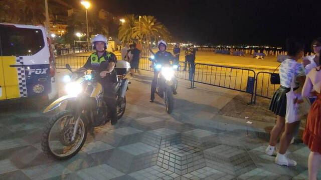 Agentes de la Policía Local de Alicante durante el dispositivo de fin de semana