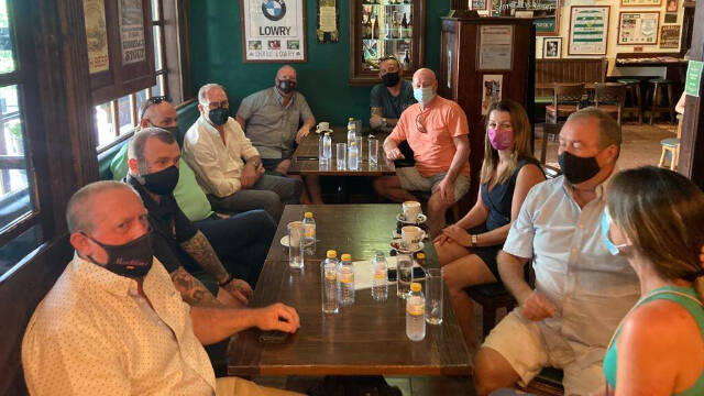 El alcalde de Orihuela, Emilio Bascuñana, se ha reunido con representantes de la hostelería de la costa
