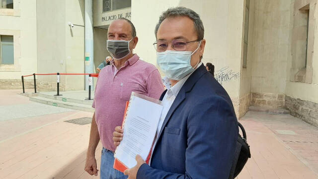 Paco Sanguino y Miguel Millana en la puerta de los juzgados de Benalúa esta mañana