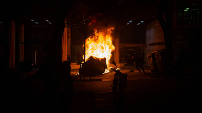 Contenedor ardiendo durante una de las protestas en apoyo al rapero Pablo Hasel