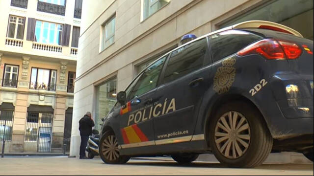 Coche de las Policía Nacional en la Audiencia Provincial de Alicante