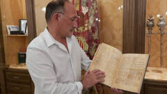Rafael Almagro, concejal de Patrimonio de Orihuela, mostrando el Llibre dels Repartiments