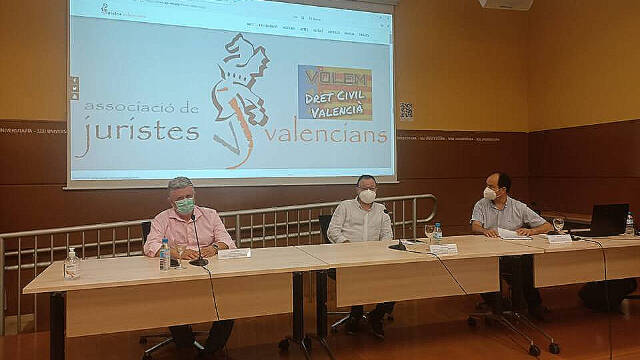 La Asociació de Juristes Valencians ha iniciado en Alicante la campaña "Dret Civil a la Mar" 