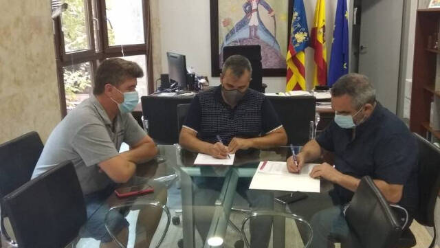 El alcalde de Aspe, Antonio Puerto, y el presidente de AspeDisc, Tomás López, sellaron el acuerdo el pasado 21 de julio