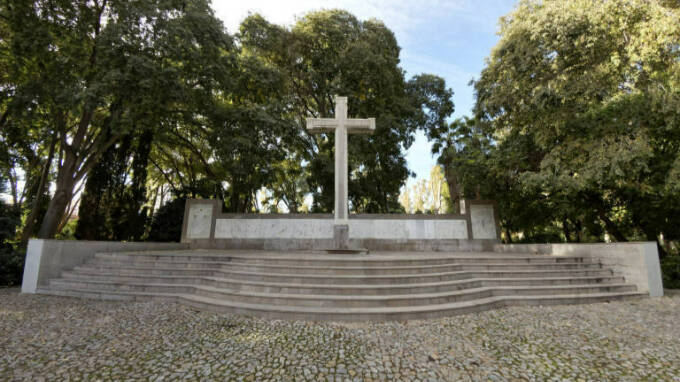 Cruz franquista ubicada en el parque de Ribalta