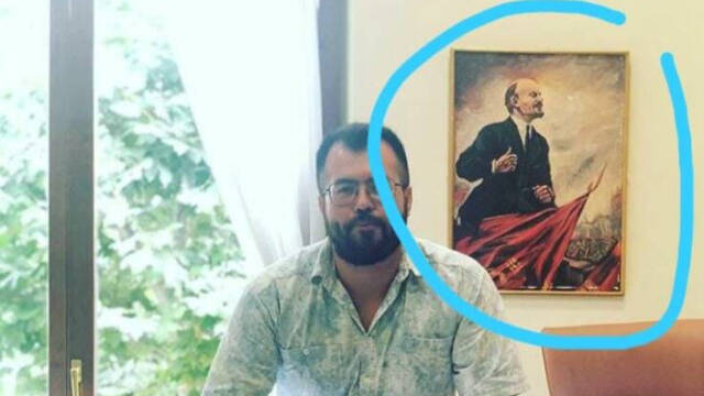El concejal de Gandia Nahuel González con el cuadro de Lenin en su despacho