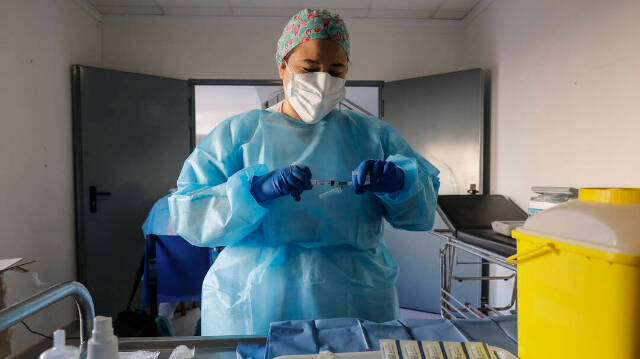 Una enfermera prepara la dosis de la vacuna, mezclando suero y ARNmódulo de Pfizer