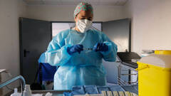 Una enfermera prepara la dosis de la vacuna, mezclando suero y ARNmÃ³dulo de Pfizer
