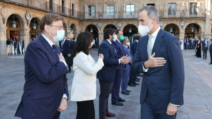 El Rey Felipe VI (2i), saluda al presidente de la Generalitat Valenciana, Ximo Puig (2d), tras su llegada a la Plaza Mayor de Salamanca para celebrar la XXIV Conferencia de Presidentes, a 30 de julio de 2021, en Salamanca, Castilla y León (España).