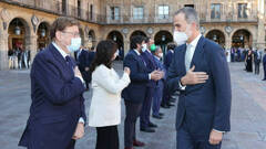 El Rey Felipe VI (2i), saluda al presidente de la Generalitat Valenciana, Ximo Puig (2d), tras su llegada a la Plaza Mayor de Salamanca para celebrar la XXIV Conferencia de Presidentes, a 30 de julio de 2021, en Salamanca, Castilla y LeÃ³n (EspaÃ±a).