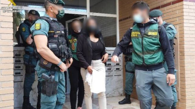 Una de las detenidas durante el registro de las viviendas