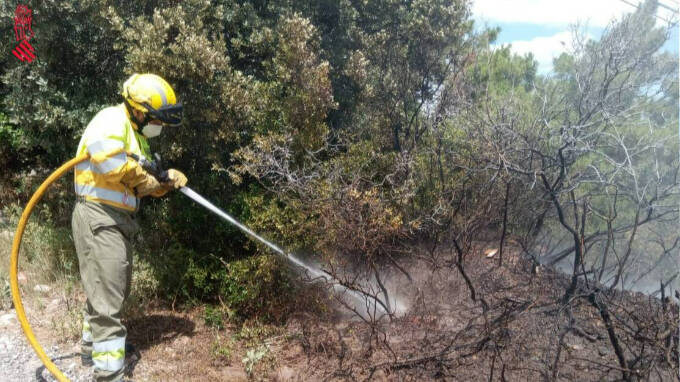 Trabajos de extinción del incendio originado en Zucaina (Castellón)