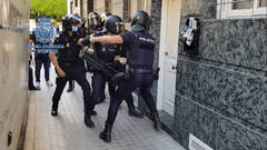 Agentes de la PolicÃ­a Nacional entrando en un domicilio / foto de archivo