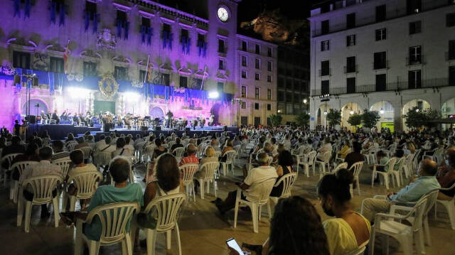 La plaza del Ayuntamiento de Alicante repleta para rendir honores a la patrona de la ciudad