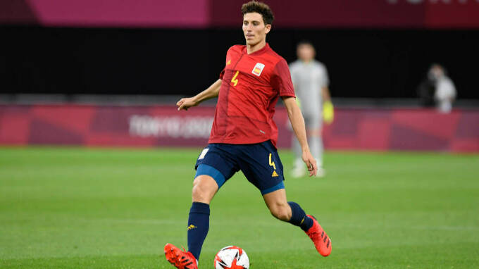 Pau Torres durante un partido de la Selección Española en los Juegos Olímpicos de Tokio
