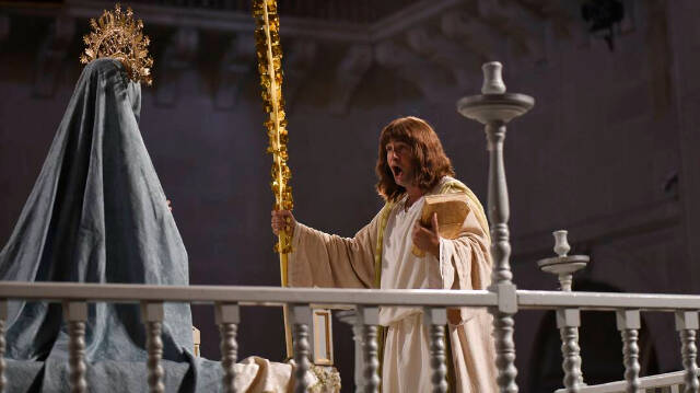 Dos actores representan parte de un pasaje del drama sacro-lírico religioso de El Misteri d'Elx